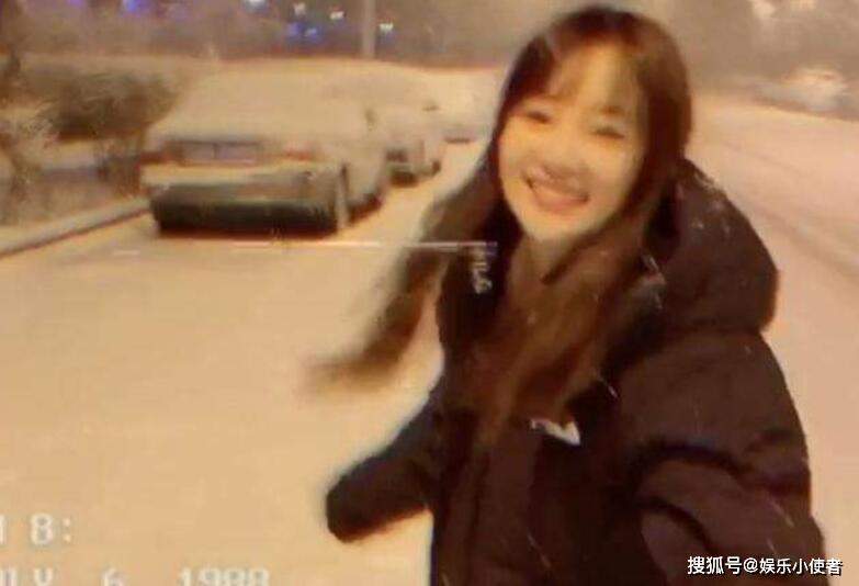 李小璐晒玩雪视频雪中奔跑笑得跟少女一样