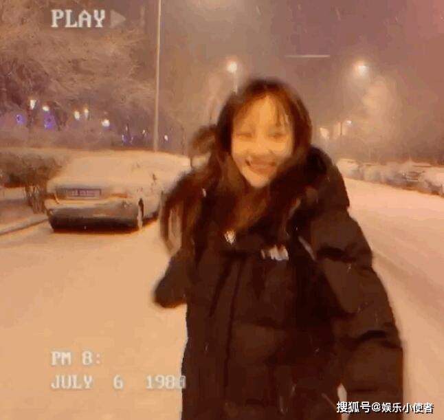 李小璐晒玩雪视频雪中奔跑笑得跟少女一样