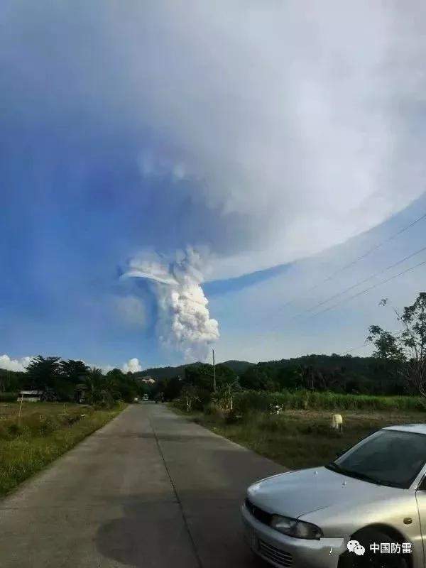 菲律宾塔阿尔火山剧烈喷发产生壮观的火山闪电