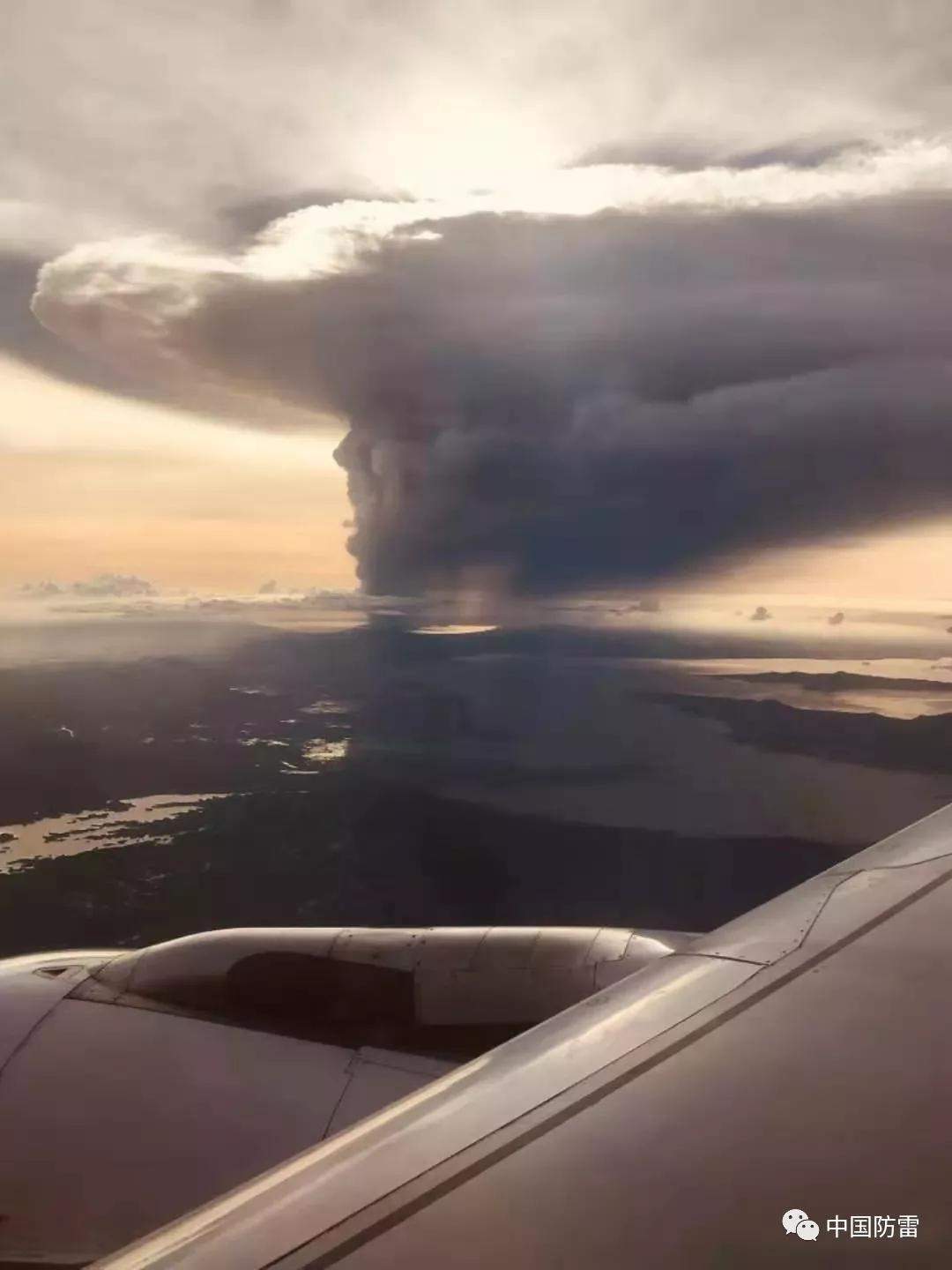 菲律宾塔阿尔火山剧烈喷发产生壮观的火山闪电