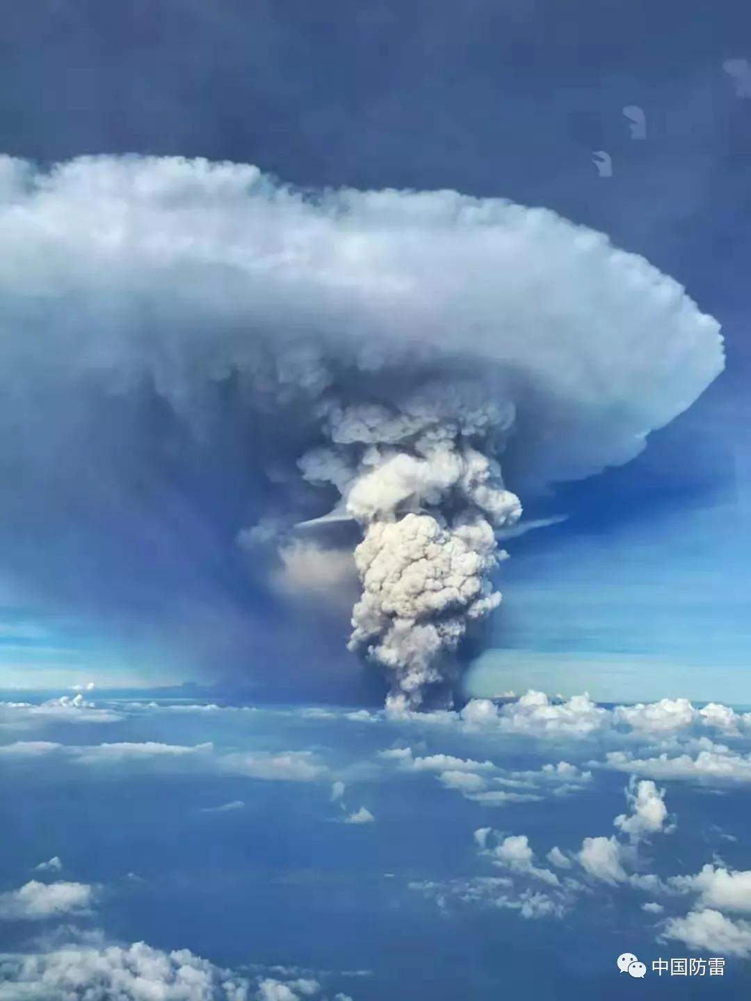 菲律宾塔阿尔火山剧烈喷发产生壮观的火山闪电