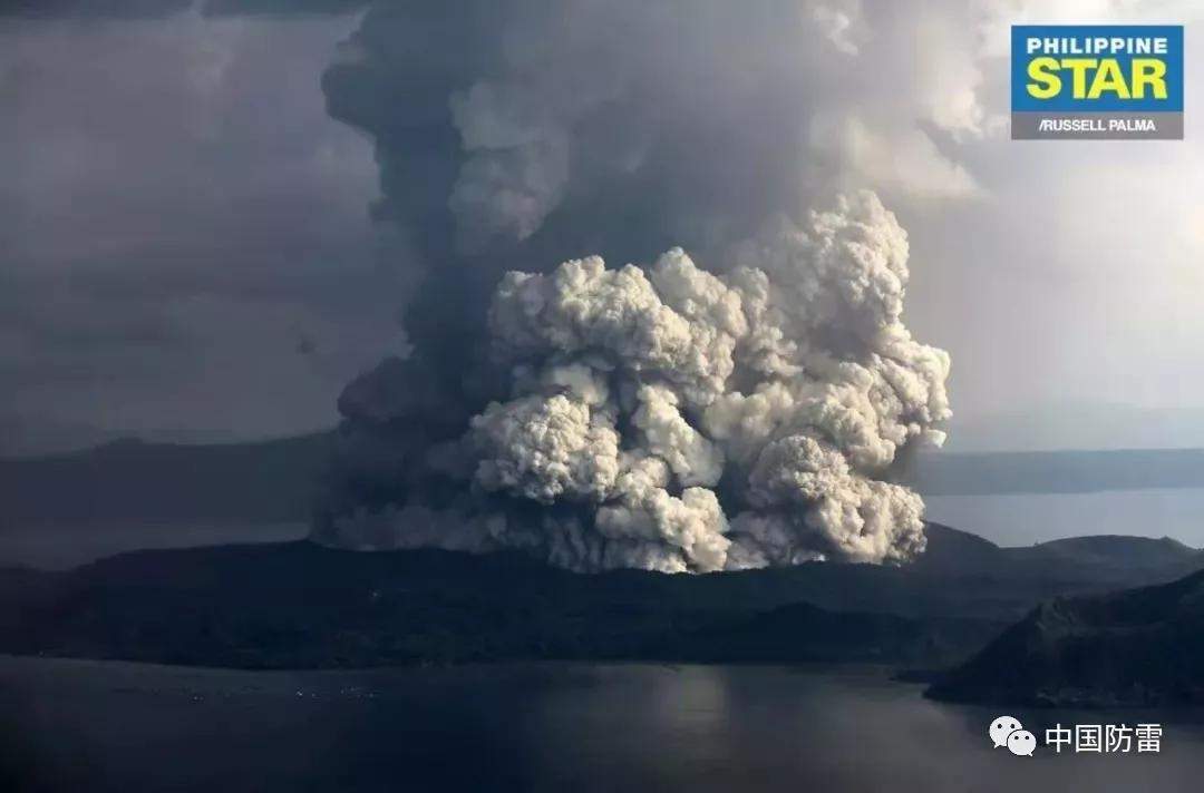 菲律宾塔阿尔火山剧烈喷发产生壮观的火山闪电