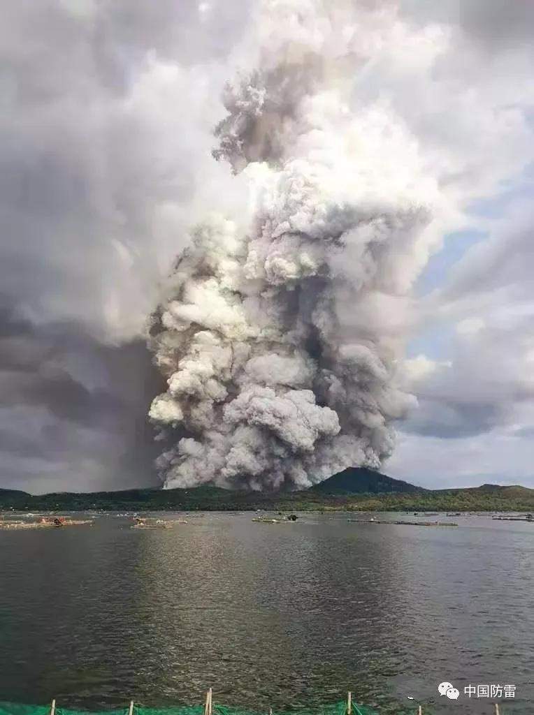 菲律宾塔阿尔火山剧烈喷发产生壮观的火山闪电