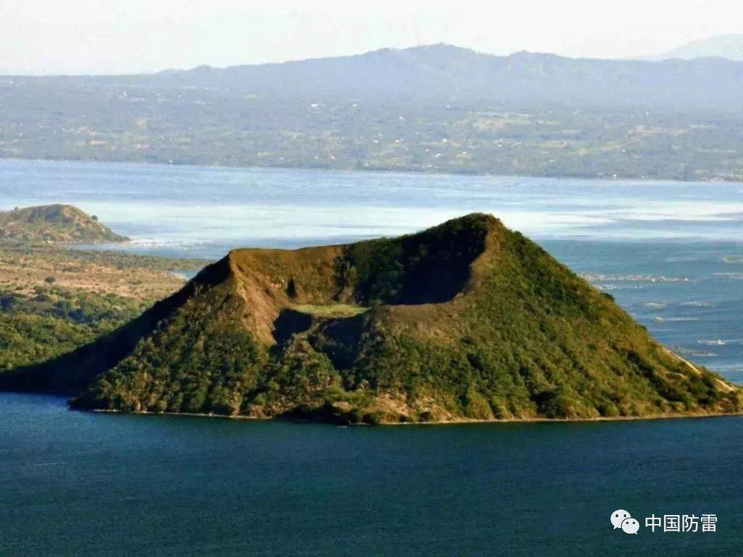 菲律宾塔阿尔火山剧烈喷发产生壮观的火山闪电