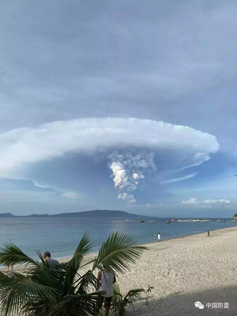 菲律宾塔阿尔火山剧烈喷发产生壮观的火山闪电