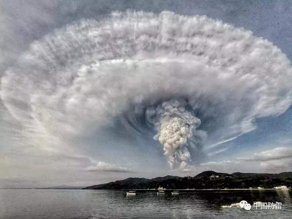 菲律宾塔阿尔火山剧烈喷发产生壮观的火山闪电