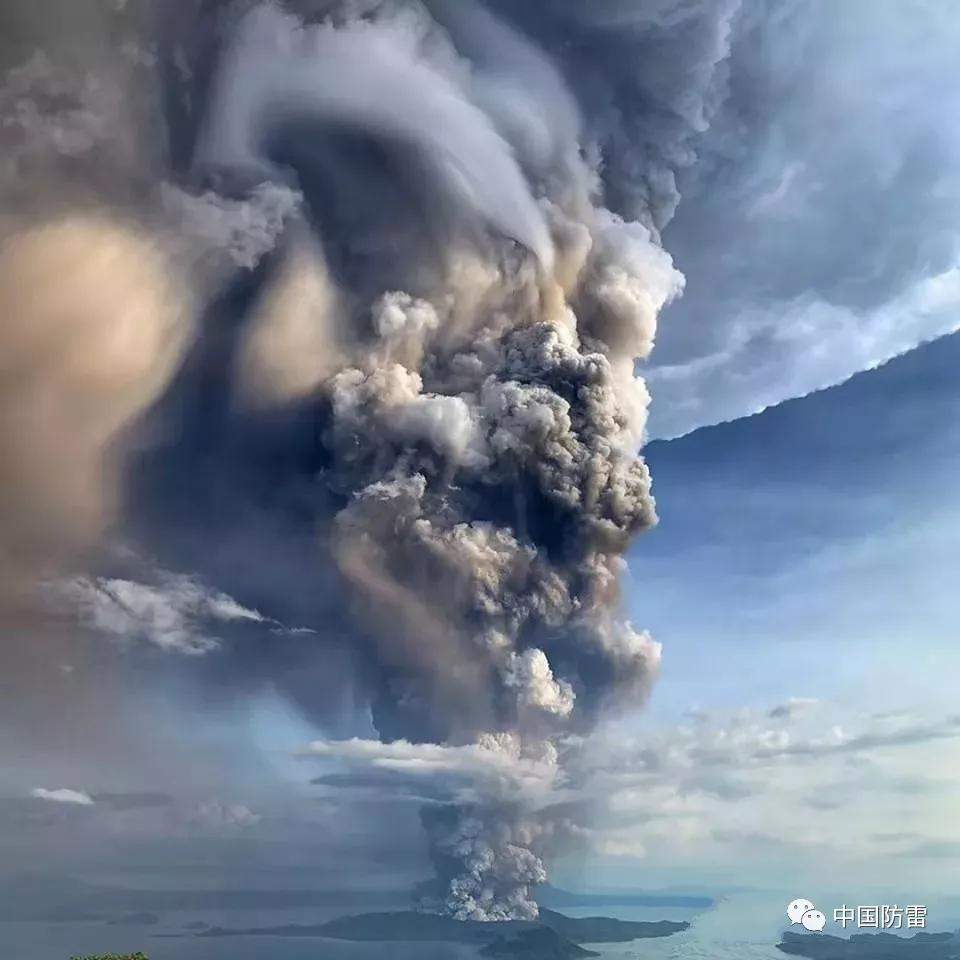 菲律宾塔阿尔火山剧烈喷发产生壮观的火山闪电