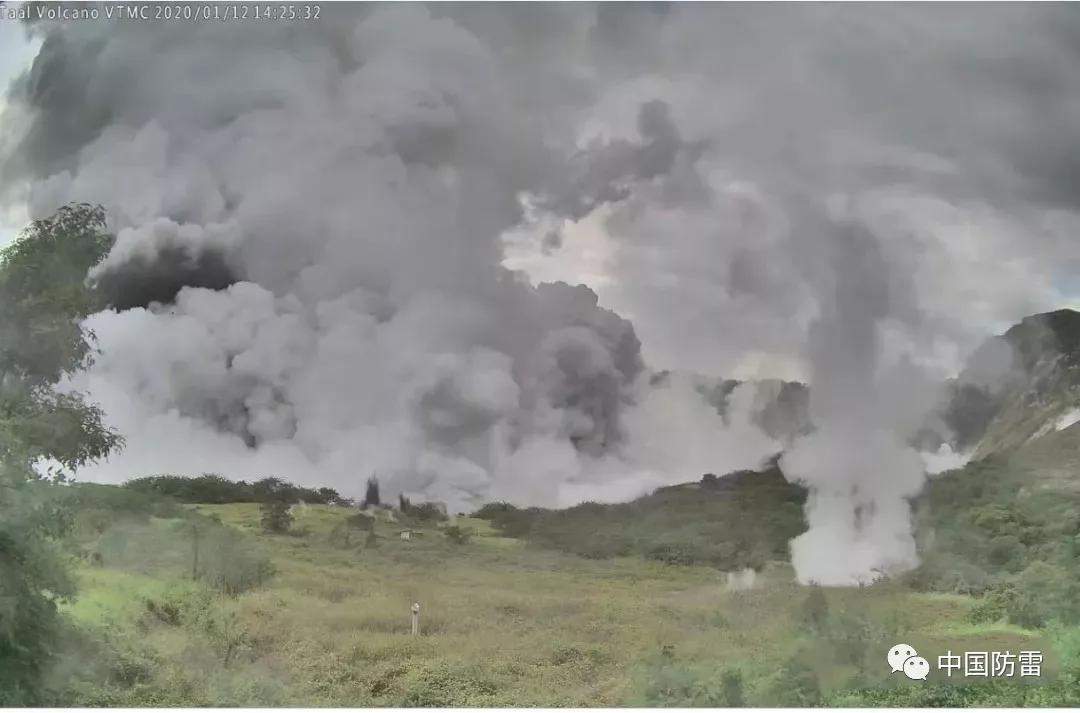 菲律宾塔阿尔火山剧烈喷发产生壮观的火山闪电