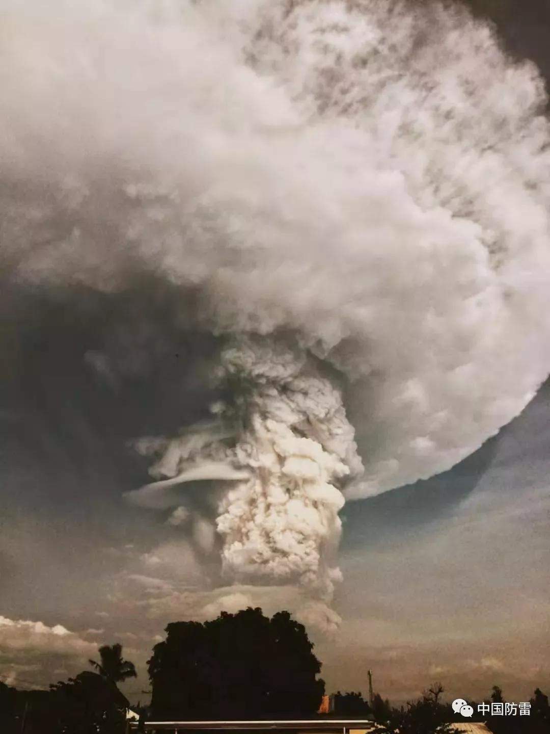 菲律宾塔阿尔火山剧烈喷发产生壮观的火山闪电