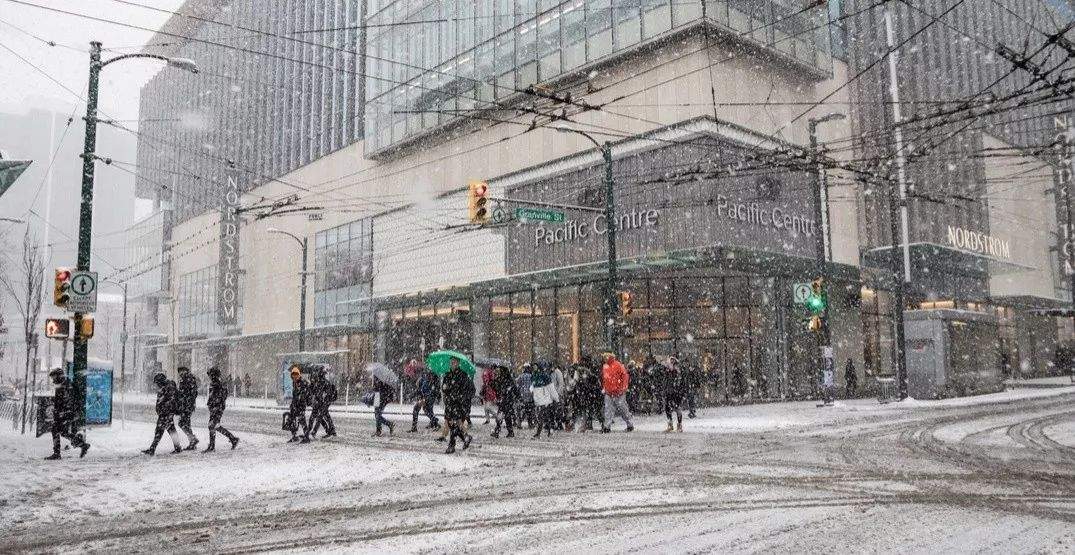 会玩！雪地瑜伽悄然流行，加拿大人厉害了！