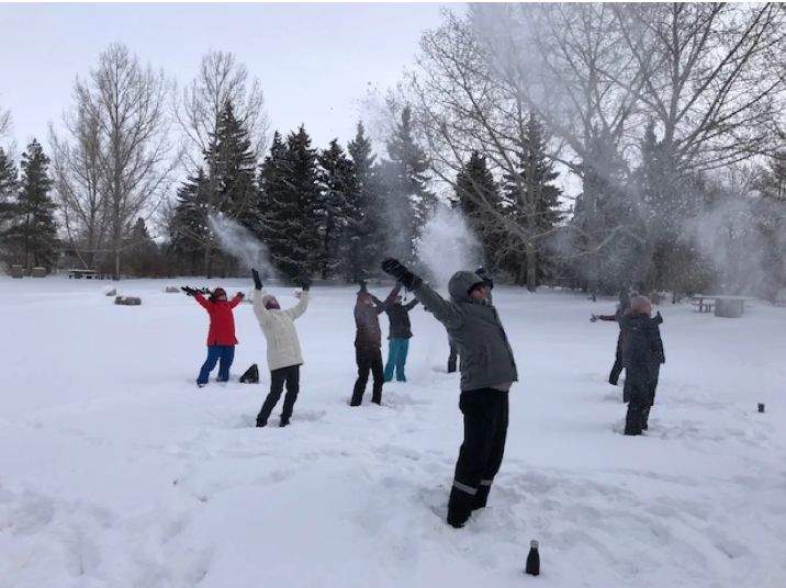 会玩！雪地瑜伽悄然流行，加拿大人厉害了！