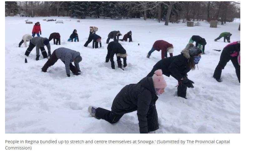 会玩！雪地瑜伽悄然流行，加拿大人厉害了！