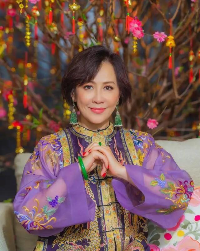 刘嘉玲晒与72岁母亲合影，母亲是苏州绣娘，住5000万的园林别墅