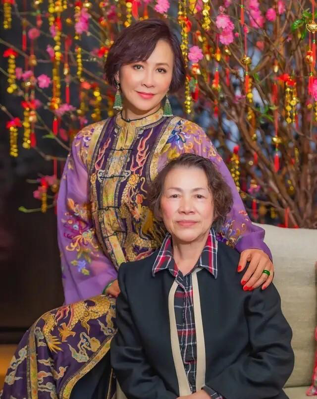 刘嘉玲晒与72岁母亲合影，母亲是苏州绣娘，住5000万的园林别墅