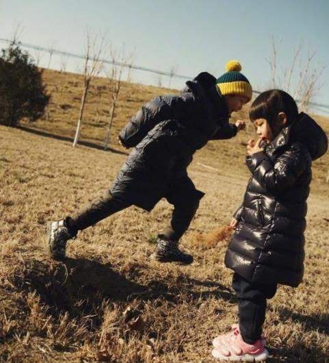 姚晨带儿女野外游玩，儿子泥坑打滚被妈妈揪衣领，画面超有爱