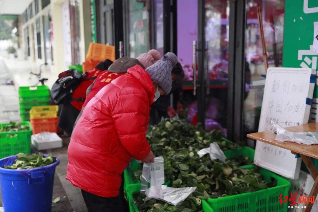 送来20箱水果给派出所他只留下了一张“彭州加油！敬礼！”的纸条