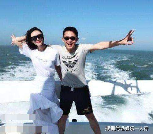 52岁侯勇近照，与二婚妻子离婚后对孩子不管不顾，今生活幸福