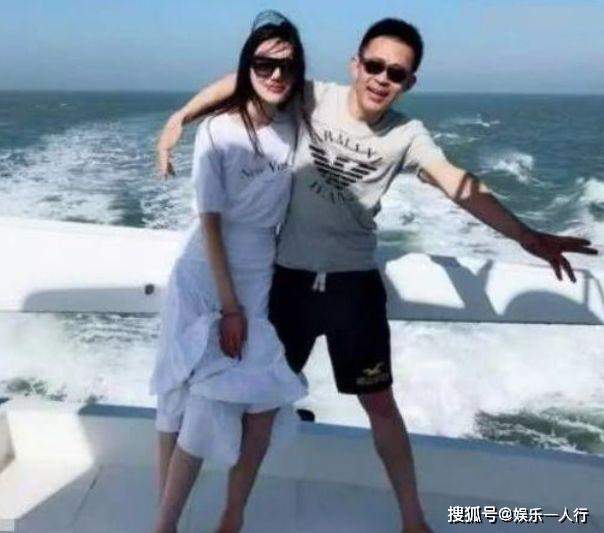 52岁侯勇近照，与二婚妻子离婚后对孩子不管不顾，今生活幸福