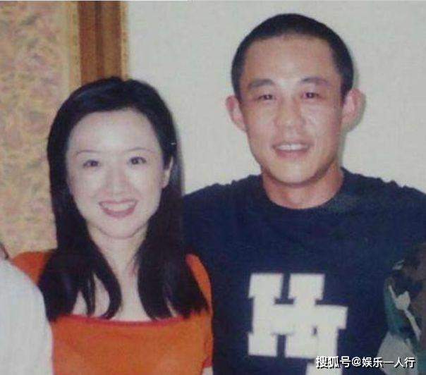 52岁侯勇近照，与二婚妻子离婚后对孩子不管不顾，今生活幸福