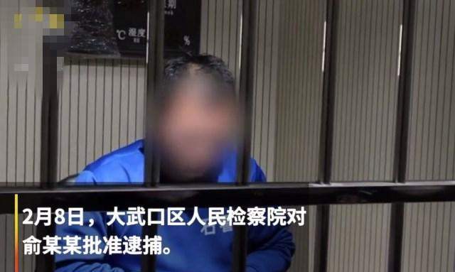 男子没戴口罩外出被劝阻，还用石头砸伤民警，被法院判刑1年