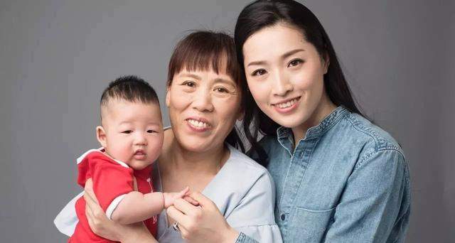 中国泳坛皇后近况：嫁普通老公，生两个孩子，婚后气质十足