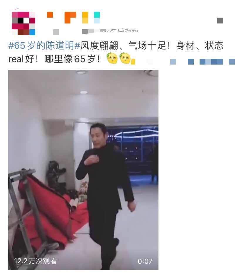 65岁陈道明近照，西服黑发年轻如40，走路姿势鲜肉学不来