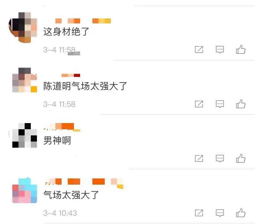 65岁陈道明近照，西服黑发年轻如40，走路姿势鲜肉学不来