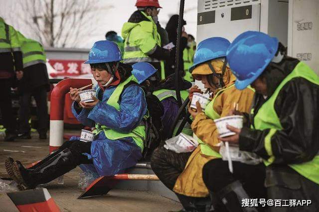 火神山工人想回家：至少9人确诊，生计暂难为继