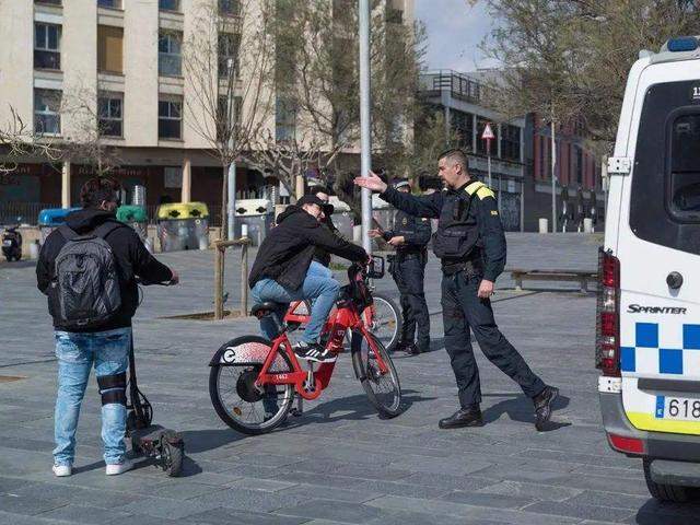 这就是现状，西班牙军队进屋消毒，发现不少老人因为感染病毒死去