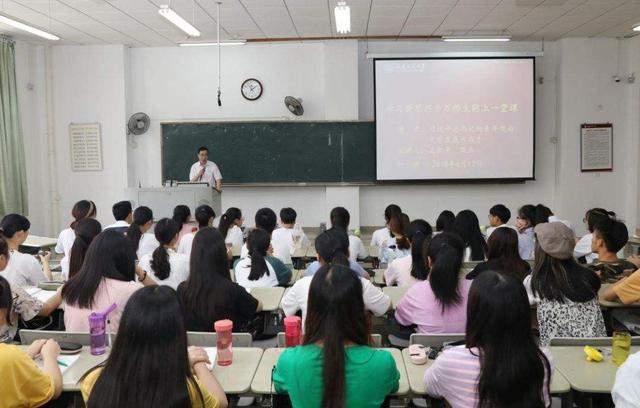 大学生开学时间确定了？网友：看了这个开学时间后，反而不想返校