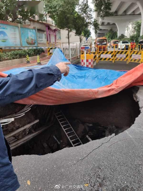 突发！广州市海珠区东晓南路发生地陷，过往车辆请绕行