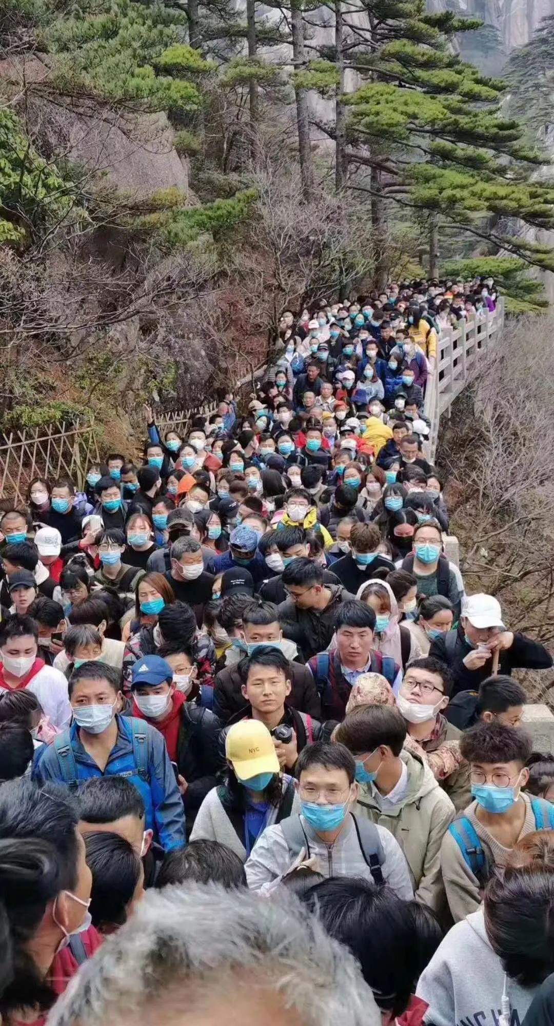 现场人从众！黄山游客达2万人上限，景区紧急闭园！岳麓山风景名胜区将施行游客流量上限控制机制！