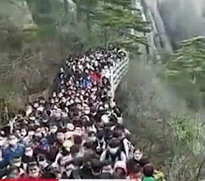 现场人从众！黄山游客达2万人上限，景区紧急闭园！岳麓山风景名胜区将施行游客流量上限控制机制！