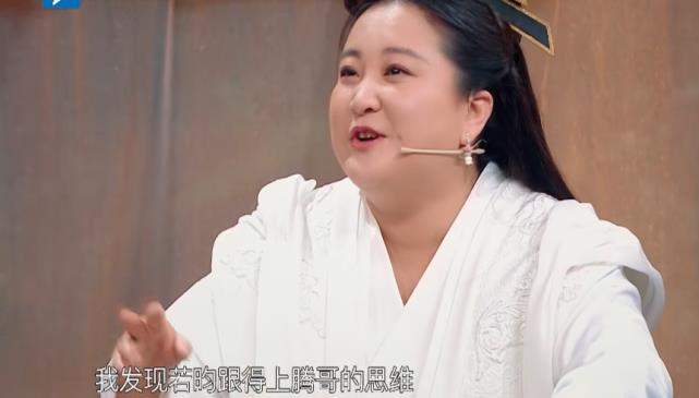 李沁挨着张若昀坐，贾玲想和她换座位，谁注意张若昀举动？羡慕了