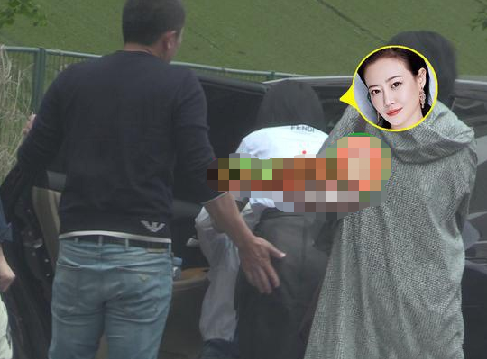 谭卓疑似隐婚生子！小男孩接机“高贵妃”举止亲密