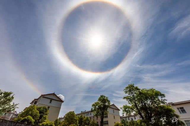 天现奇观！今天丽江惊现绝美日晕