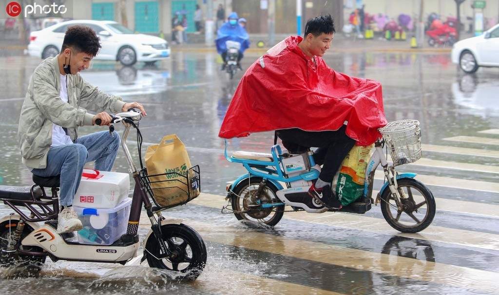 全国多地迎来入夏首场大雨