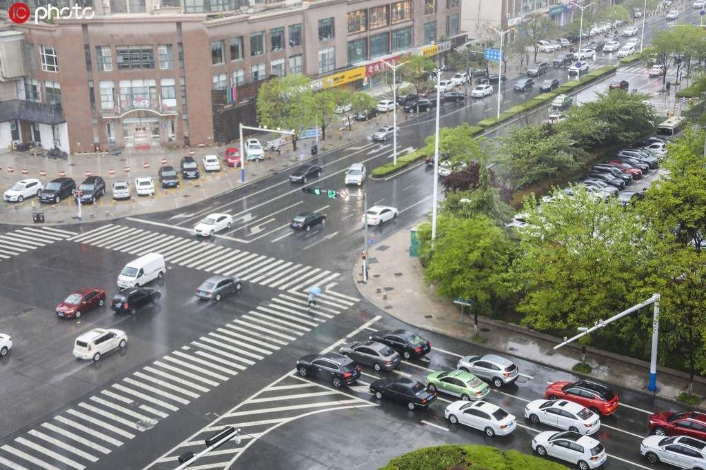 全国多地迎来入夏首场大雨