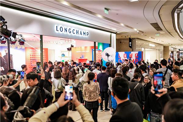 焕新经典 携爱而来 LONGCHAMP X ROBERT INDIANA 系列发布