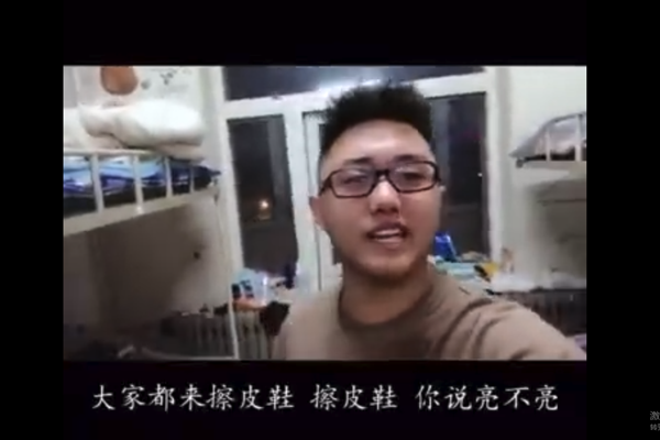 擦皮鞋你说亮不亮什么歌 寝室合唱又有新的歌了