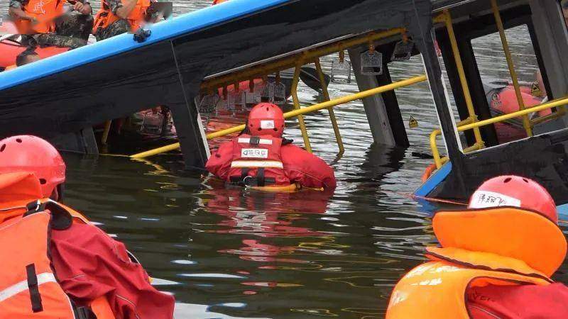 痛心！贵州公交坠湖已致21人死亡…坠湖瞬间视频曝光