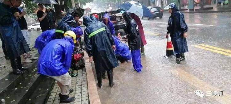 刚拍回来的！万州遭暴雨袭击！