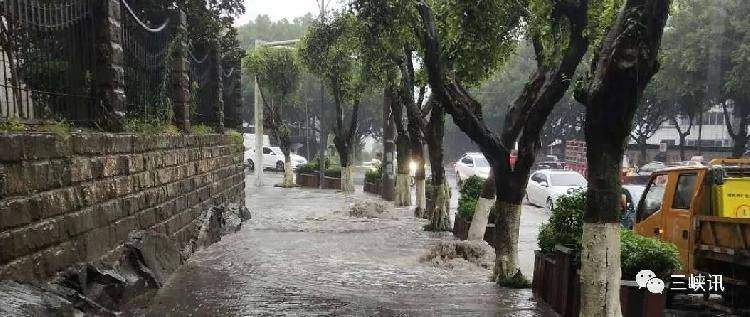 刚拍回来的！万州遭暴雨袭击！