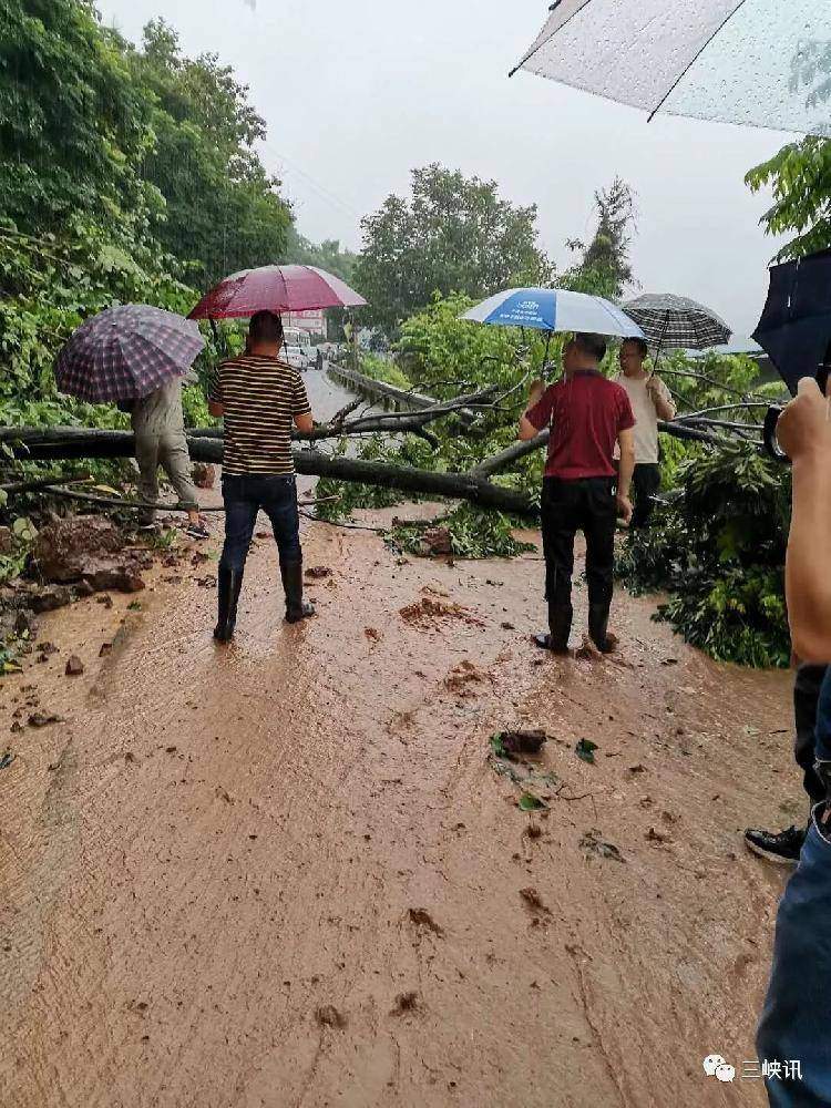 刚拍回来的！万州遭暴雨袭击！