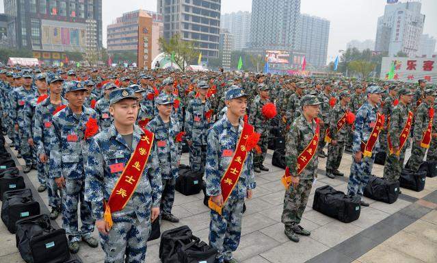 大学毕业生当兵转士官，大学期间视为服役时间，但是不计入军龄