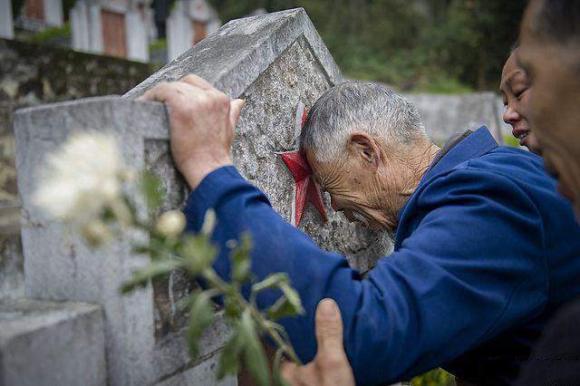 儿子在对越反击战中牺牲，老父亲苦寻儿子38年，86岁才为他扫上墓