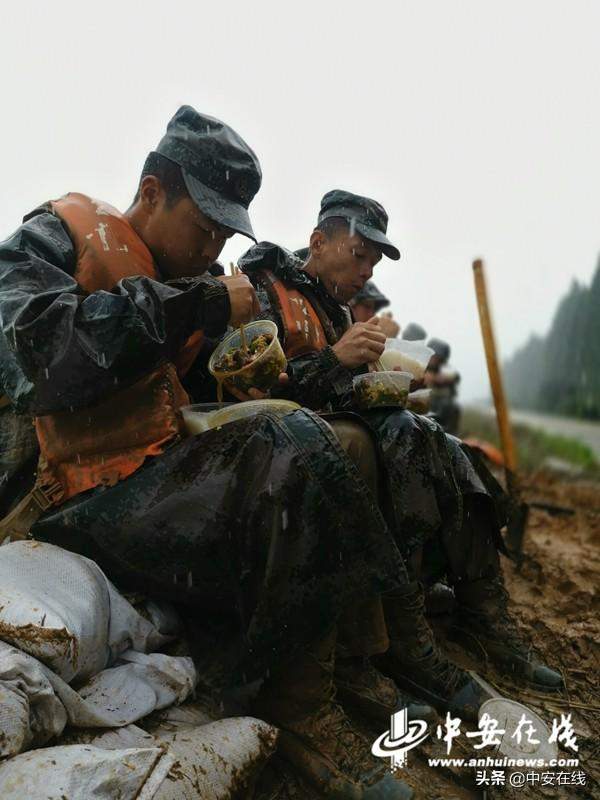 感动！抗洪官兵满身泥泞在雨中吃午饭