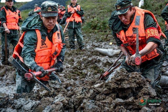 安徽马鞍山：武警官兵保卫牛屯河