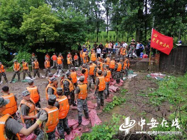 感动！抗洪官兵满身泥泞在雨中吃午饭