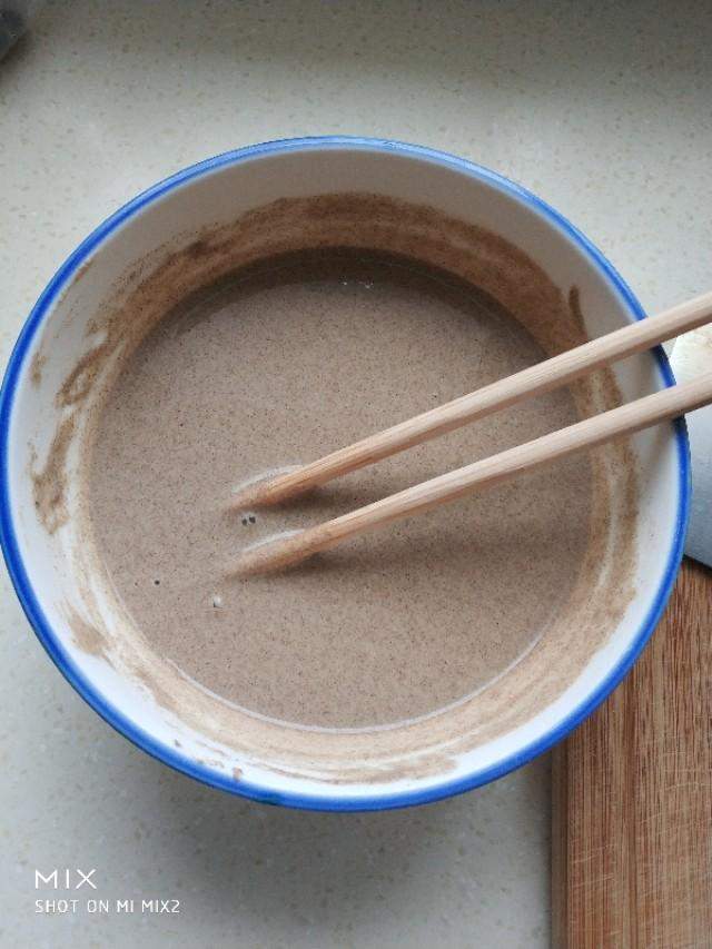 芹菜叶加上荞麦面粉做的早餐饼